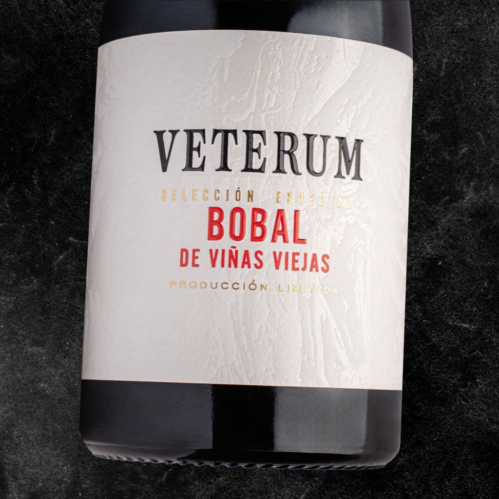 Botella de vino con impresión de etiqueta adhesiva por Gráficas Alarcón